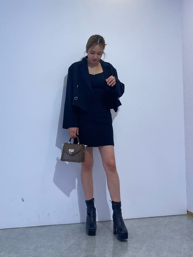 ブラック系のブーツ、ブラック系のテーラードジャケット、ブラック系のカーディガン/ボレロを着用したレディースの秋コーディネートの2枚目の写真