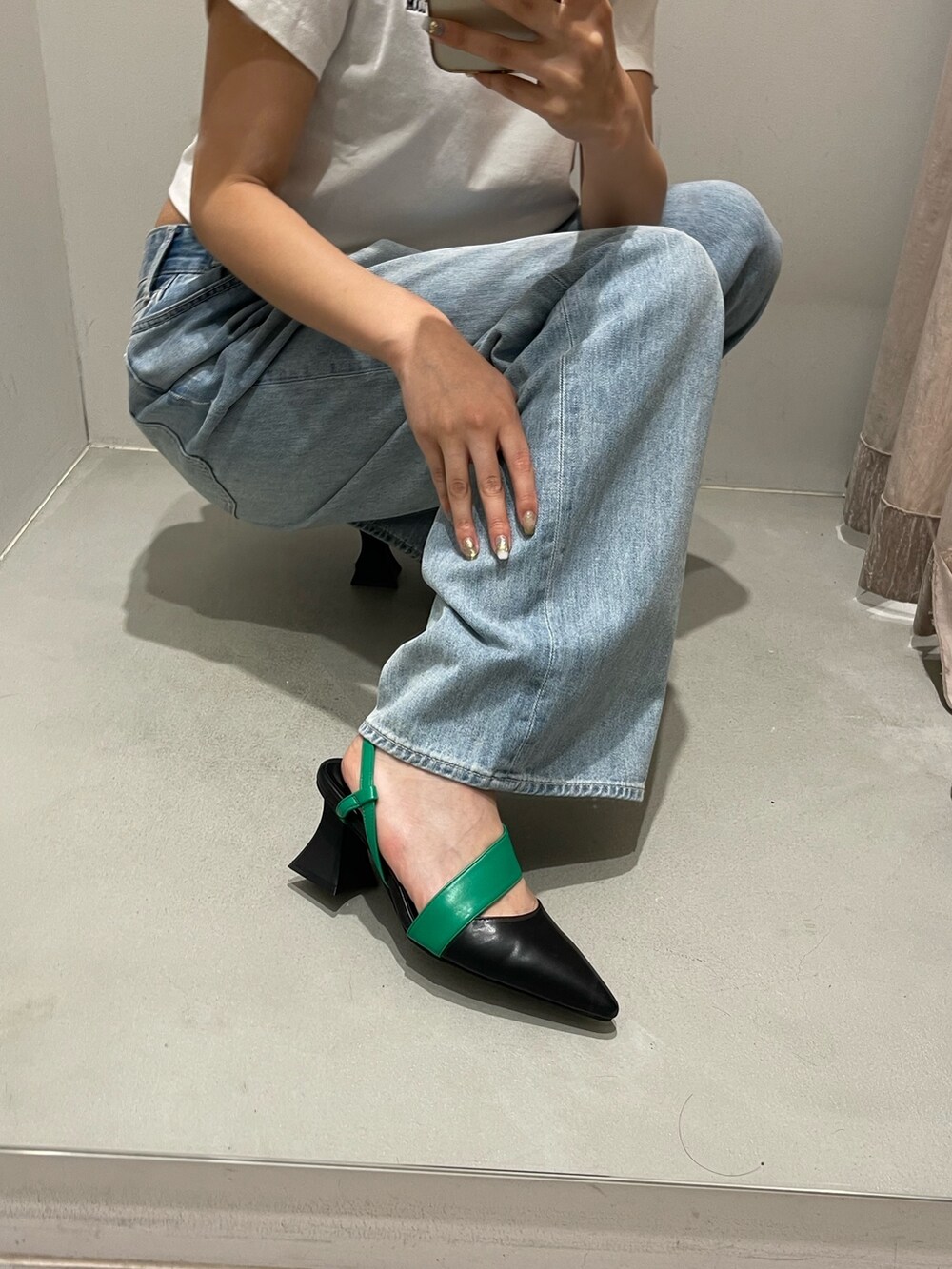 ブラック系のサンダル、ブルー系のデニムパンツ、ホワイト系のTシャツ/カットソーを着用したレディースの夏コーディネートの9枚目の写真