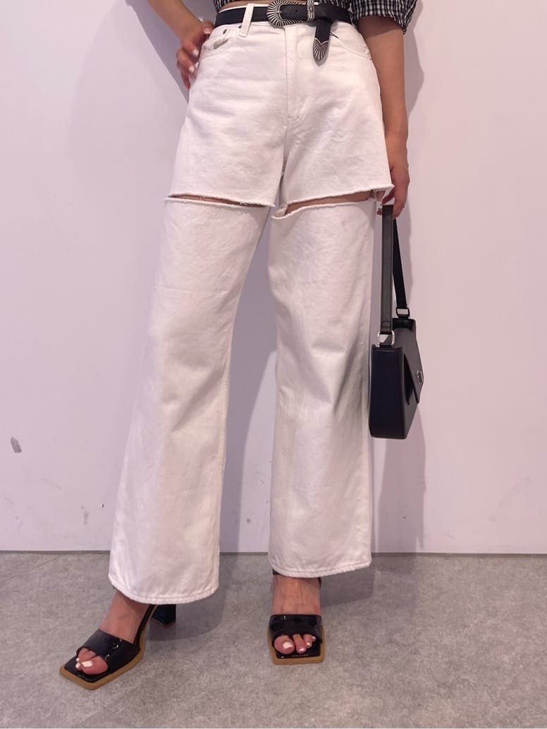 ホワイト系のサンダル、ホワイト系のシャツ/ブラウス、ホワイト系のデニムパンツを着用したレディースの夏コーディネートの7枚目の写真