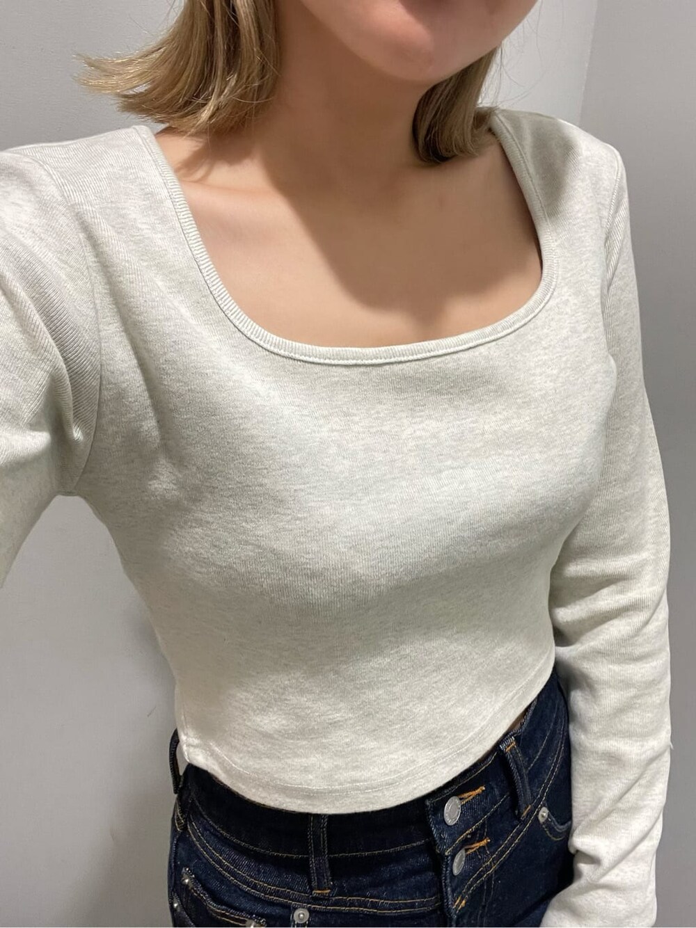 ブルー系のデニムパンツ、グレー系のTシャツ/カットソー、ホワイト系のスニーカーを着用したレディースの秋コーディネートの3枚目の写真
