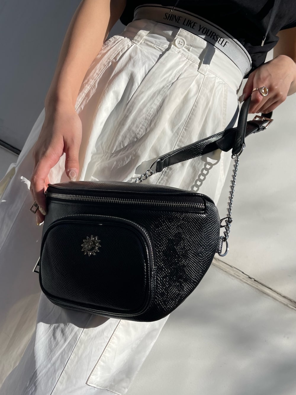 ホワイト系のカーゴパンツ、ブラック系のスウェット、ホワイト系のブーツを着用したレディースの春コーディネートの9枚目の写真