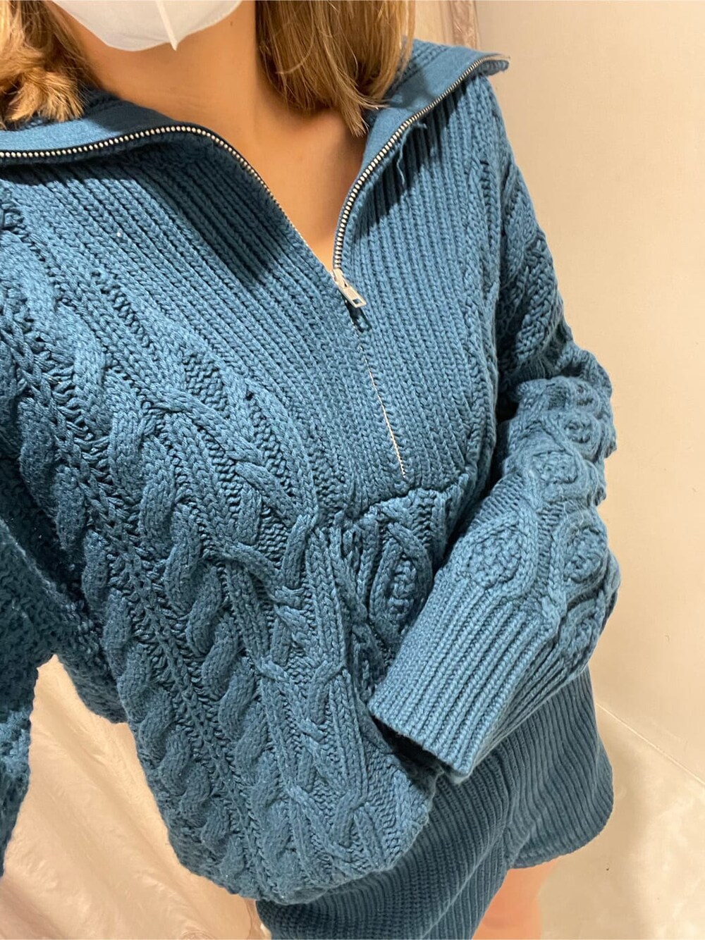 ブルー系のその他パンツ、ブラック系のブーツ、ブルー系のニット/セーターを着用したレディースの秋コーディネートの6枚目の写真