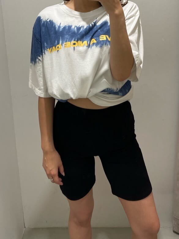 ブルー系のワンピース、ブラック系のその他パンツ、ブラック系のブーツを着用したレディースの夏コーディネートの5枚目の写真