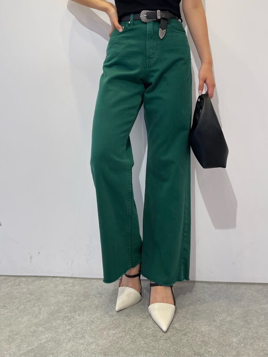 ブラック系のハンドバッグ、ホワイト系のサンダル、グリーン系のデニムパンツを着用したレディースの夏コーディネートの4枚目の写真