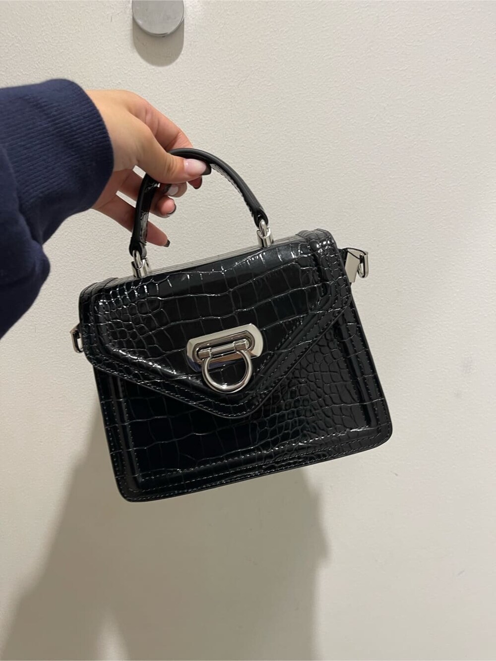 ブラック系のその他パンツ、ブラック系のブーツ、ブラック系のハンドバッグを着用したレディースの秋コーディネートの8枚目の写真