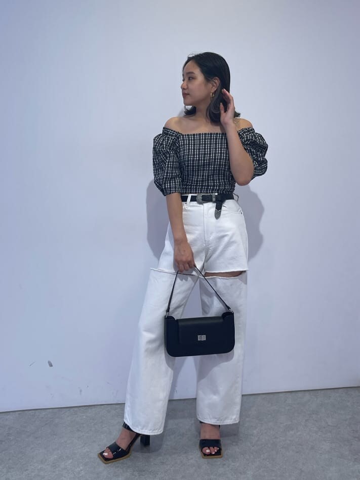 ホワイト系のシャツ/ブラウス、ブラック系のサンダル、ブラック系のショルダーバッグを着用したレディースの夏コーディネートの2枚目の写真