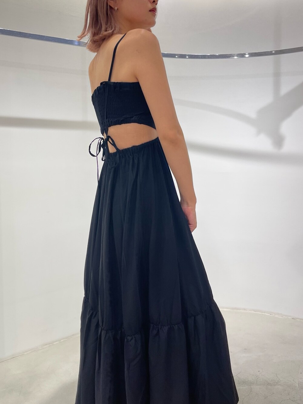 ブラック系のサンダル、ブラック系のショルダーバッグ、ブラック系のワンピースを着用したレディースの夏コーディネートの5枚目の写真