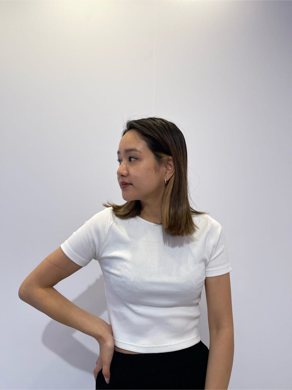 イエロー系のサンダル、ホワイト系のショルダーバッグ、ブラック系のスカートを着用したレディースの夏コーディネートの4枚目の写真