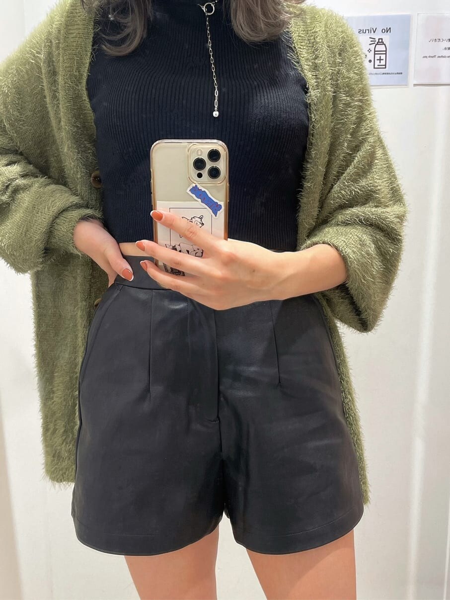 ベージュ系のカーディガン/ボレロ、ブラック系のその他パンツ、ブラック系のニット/セーターを着用したレディースの秋コーディネートの5枚目の写真