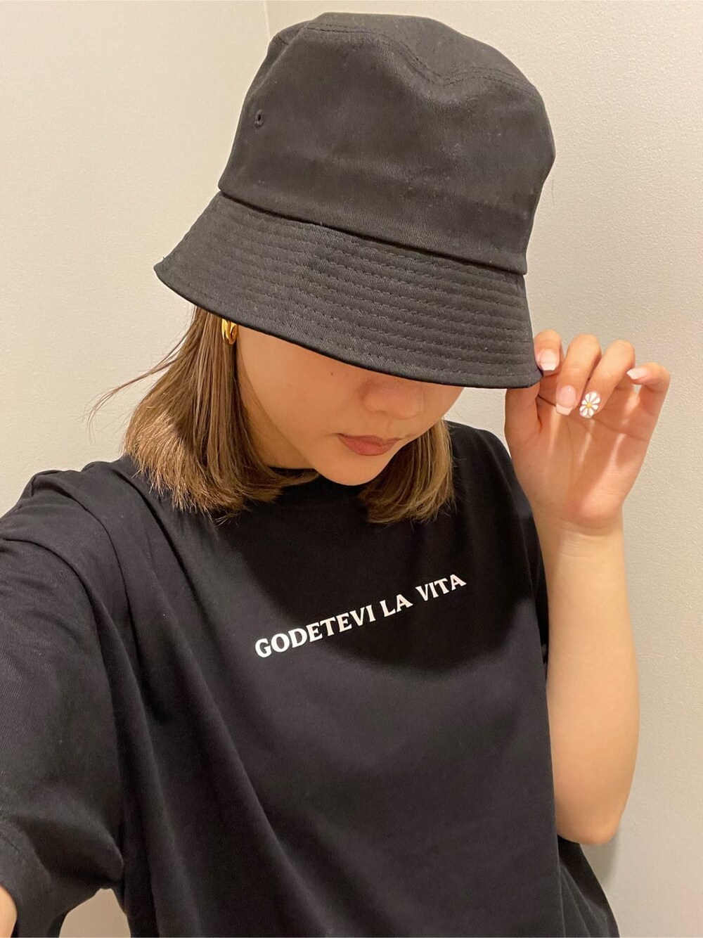 グリーン系のショルダーバッグ、ブラック系のサンダル、ブラック系のTシャツ/カットソーを着用したレディースの春コーディネートの4枚目の写真