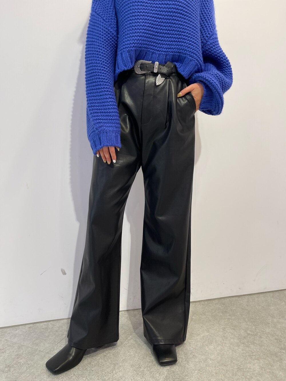 ブラック系のブーツ、ブルー系のニット/セーター、ブラック系のその他パンツを着用したレディースの冬コーディネートの8枚目の写真