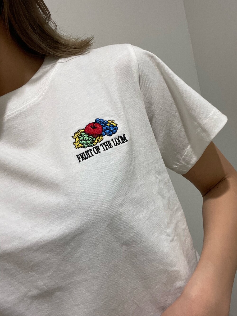 ブラック系のサンダル、ブルー系のデニムパンツ、ホワイト系のTシャツ/カットソーを着用したレディースの夏コーディネートの8枚目の写真