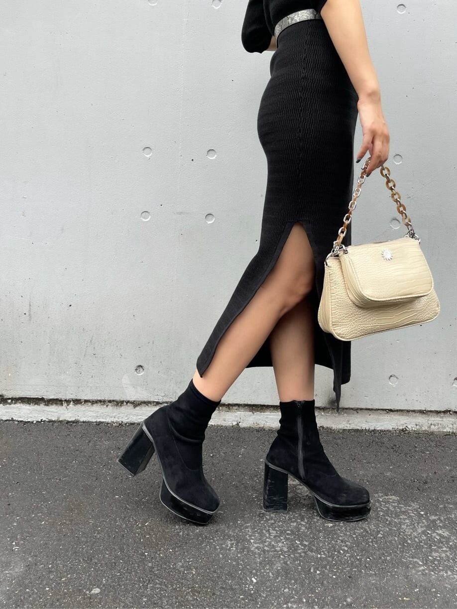 ホワイト系のショルダーバッグ、ブラック系のワンピース、ホワイト系のベルトを着用したレディースの秋コーディネートの4枚目の写真