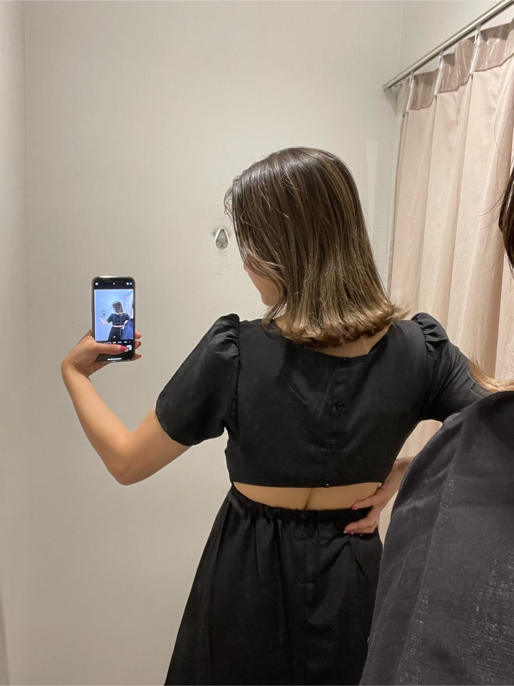 ブラック系のサンダル、ブラック系のワンピース、ホワイト系のショルダーバッグを着用したレディースの春コーディネートの5枚目の写真