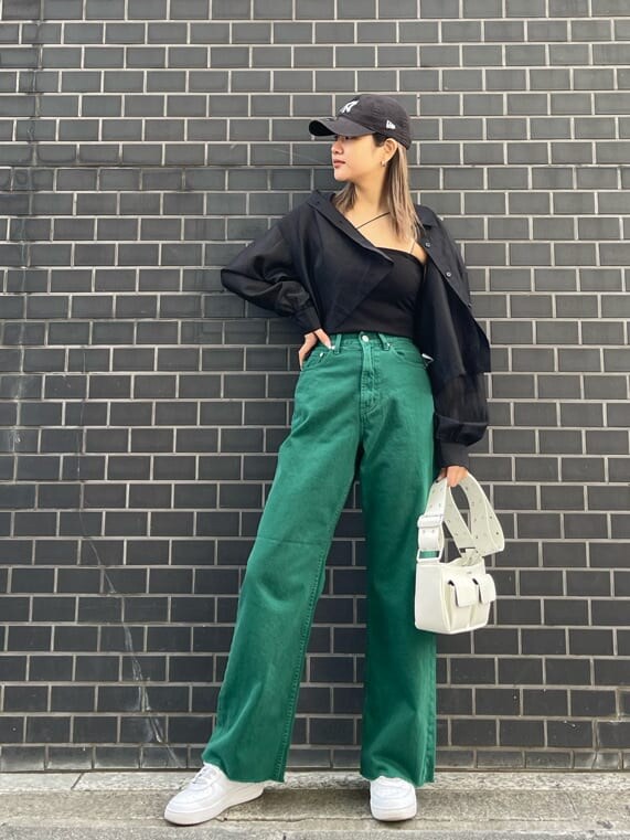 ホワイト系のショルダーバッグ、ブラック系のキャミソール、ブラック系のシャツ/ブラウスを着用したレディースの春コーディネートの2枚目の写真