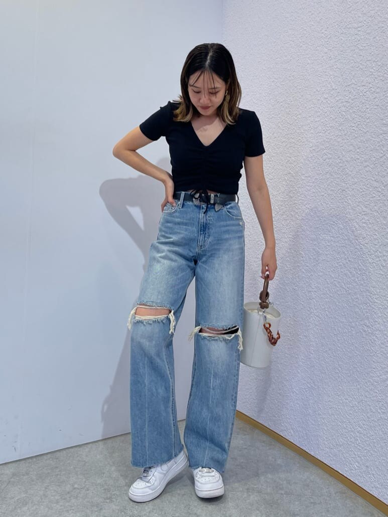 ホワイト系のショルダーバッグ、ブルー系のデニムパンツ、ブラック系のTシャツ/カットソーを着用したレディースの夏コーディネートの2枚目の写真