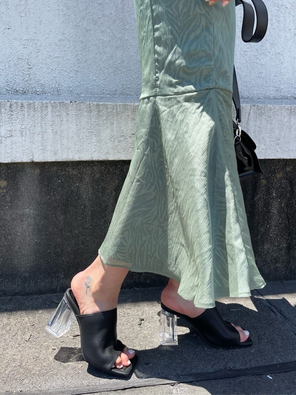 グリーン系のワンピース、ブラック系のサンダル、ブラック系のショルダーバッグを着用したレディースの夏コーディネートの7枚目の写真