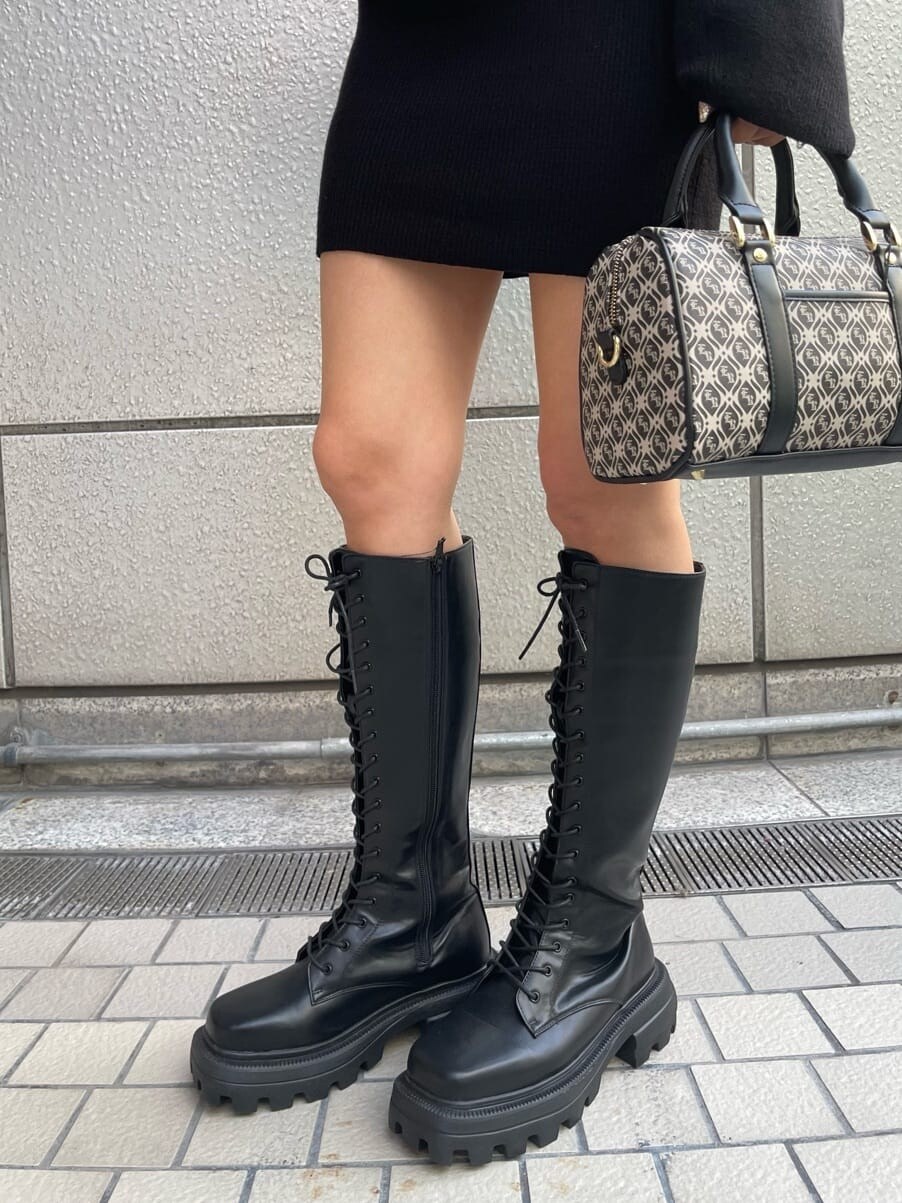 ブラック系のその他パンツ、ブラック系のブーツ、ブラック系のハンドバッグを着用したレディースの秋コーディネートの7枚目の写真