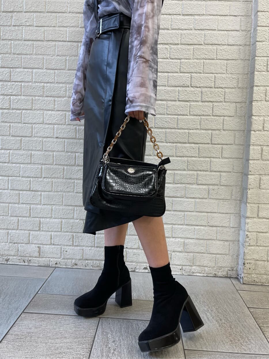 ブラック系のスカート、ブラック系のショルダーバッグ、グレー系のTシャツ/カットソーを着用したレディースの夏コーディネートの7枚目の写真