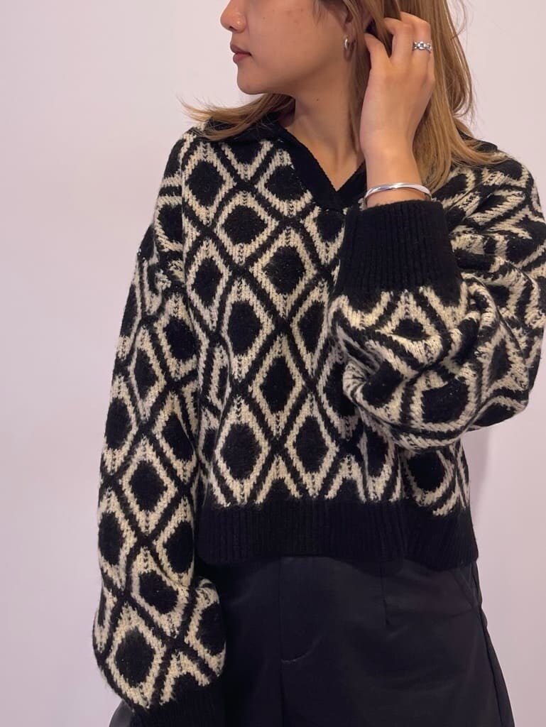 ブラック系のその他パンツ、ブラック系のブーツ、ブラック系のハンドバッグを着用したレディースの秋コーディネートの4枚目の写真