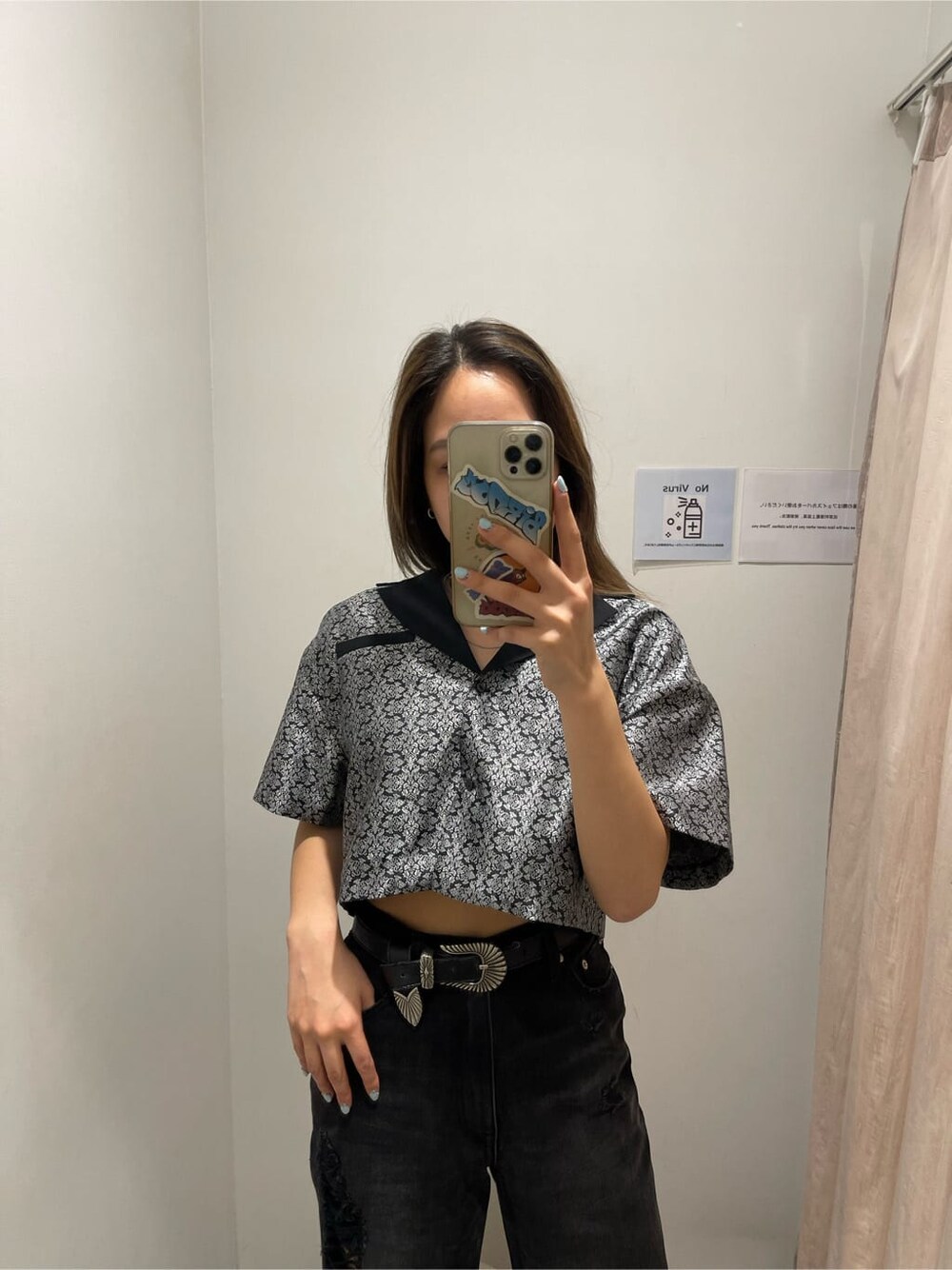 ブラック系のシャツ/ブラウス、ブラック系のデニムパンツ、ホワイト系のベルトを着用したレディースの春コーディネートの4枚目の写真