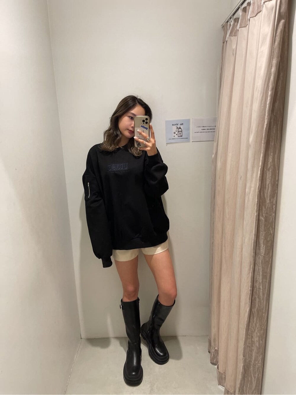 ブラック系のその他アウター、ホワイト系のその他パンツ、ブラック系のブーツを着用したレディースの秋コーディネートの3枚目の写真