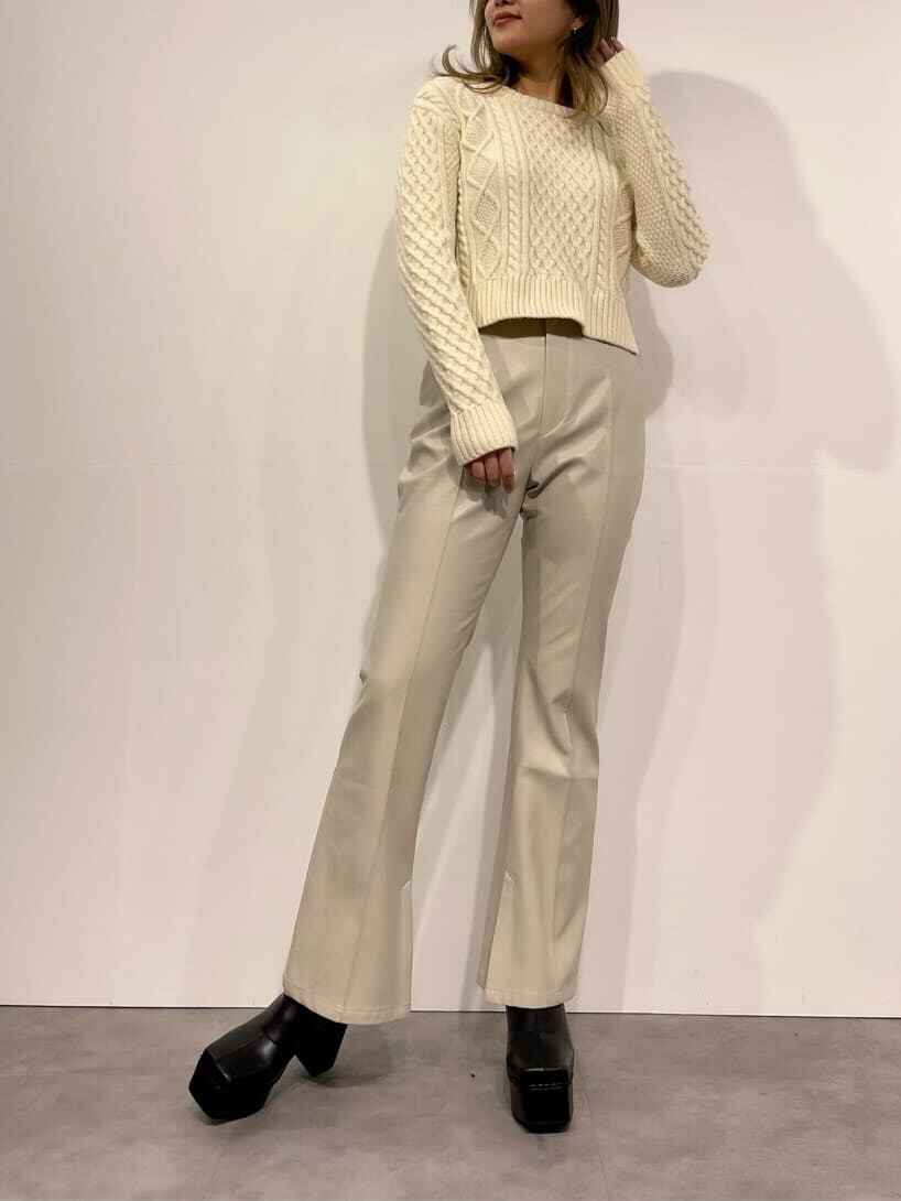 ブラック系のブルゾン、ブラック系のブーツ、ホワイト系のニット/セーターを着用したレディースの冬コーディネートの4枚目の写真