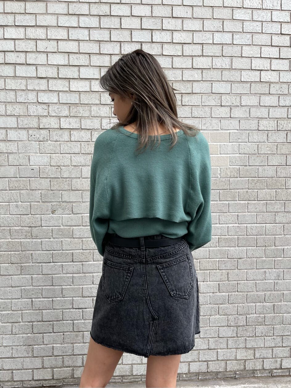 その他のブーツ、ブラック系のデニムスカートを着用したレディースの夏コーディネートの6枚目の写真