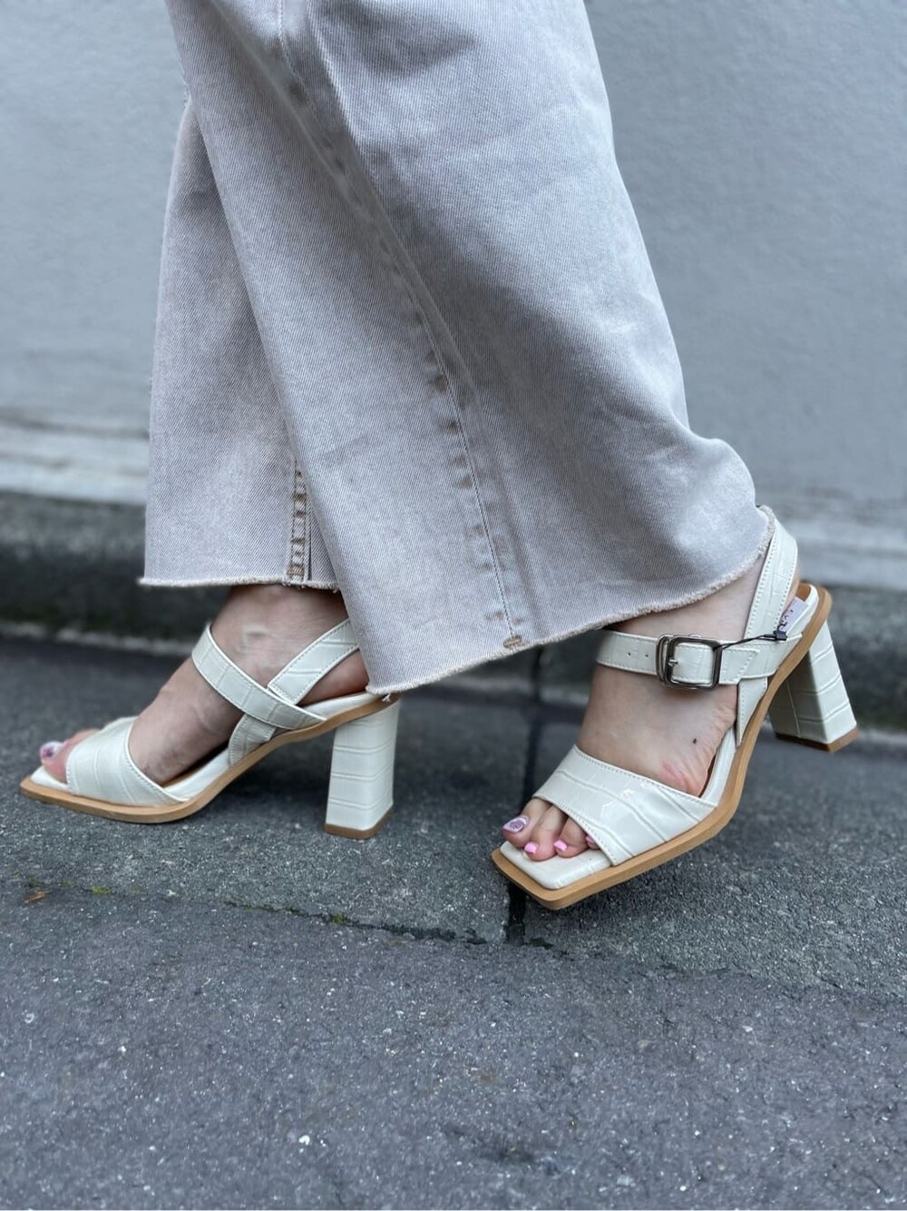 ホワイト系のシャツ/ブラウス、ベージュ系のデニムパンツ、ホワイト系のサンダルを着用したレディースの春コーディネートの6枚目の写真