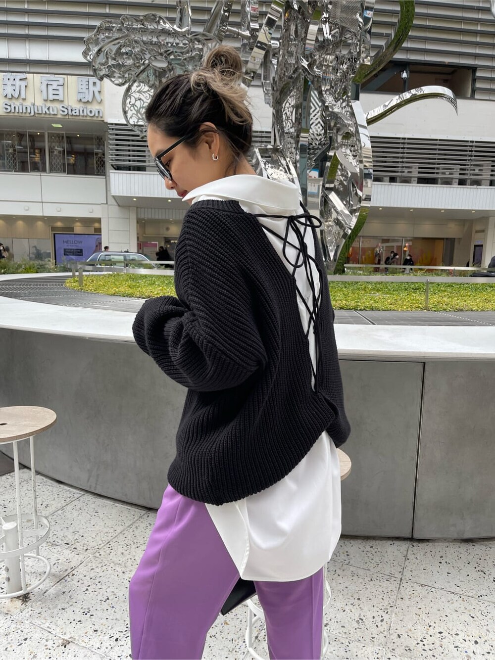 ブラック系のボストンバッグ、ホワイト系のシャツ/ブラウス、ブラック系のニット/セーターを着用したレディースの冬コーディネートの6枚目の写真