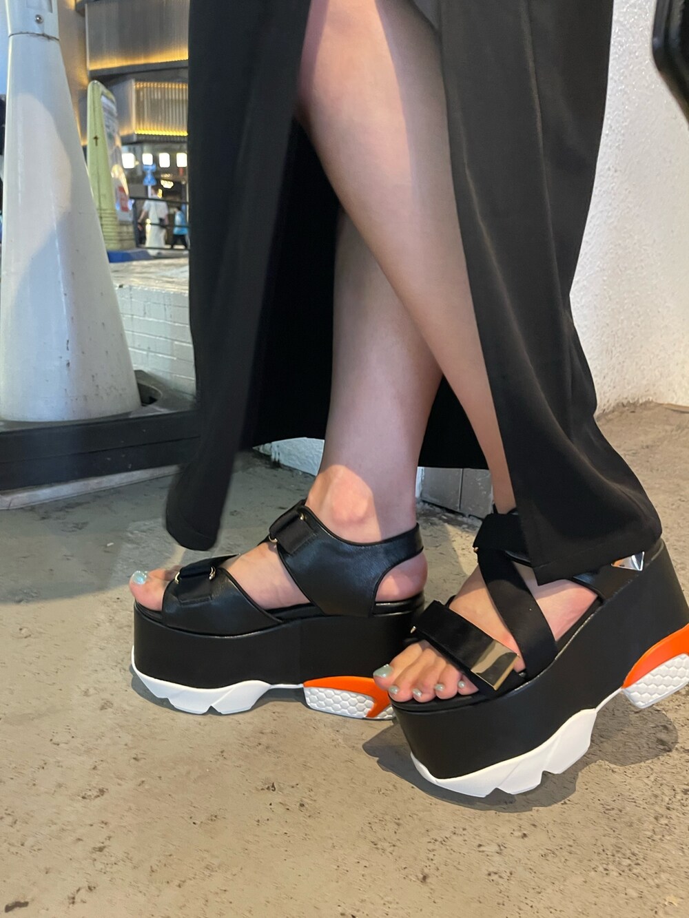 ホワイト系のTシャツ/カットソー、ブラック系のスカート、ブラック系のショルダーバッグを着用したレディースの夏コーディネートの8枚目の写真