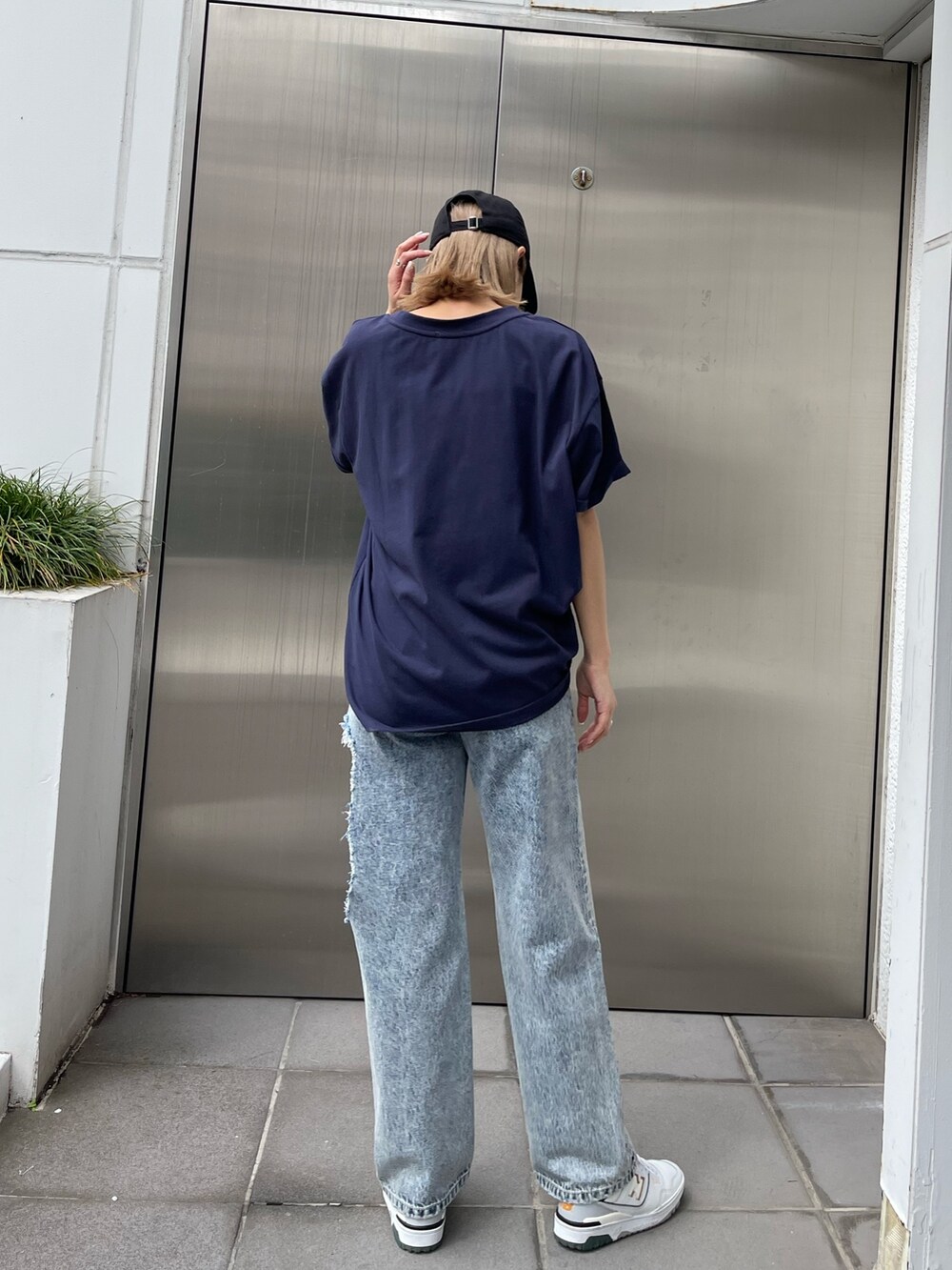 ブルー系のデニムパンツ、ブルー系のTシャツ/カットソーを着用したレディースの春コーディネートの4枚目の写真