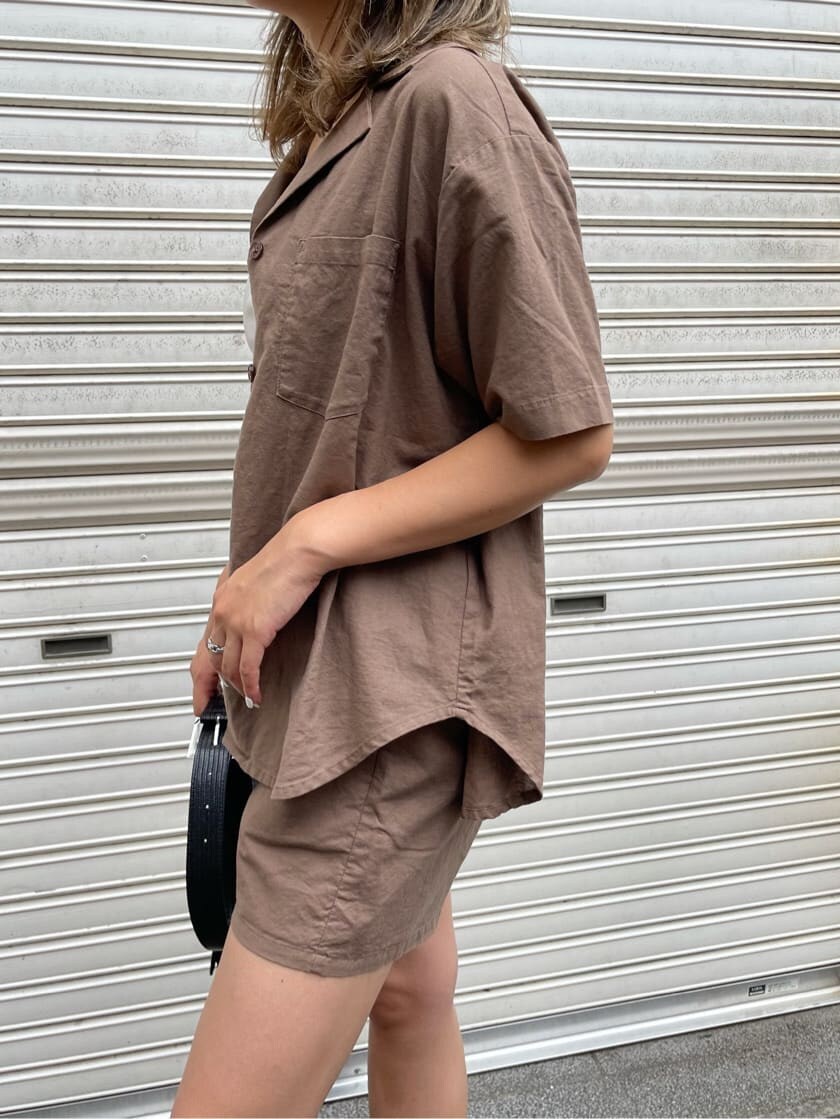 ブラウン系のその他パンツ、ブラック系のサンダル、ホワイト系のキャミソールを着用したレディースの夏コーディネートの3枚目の写真