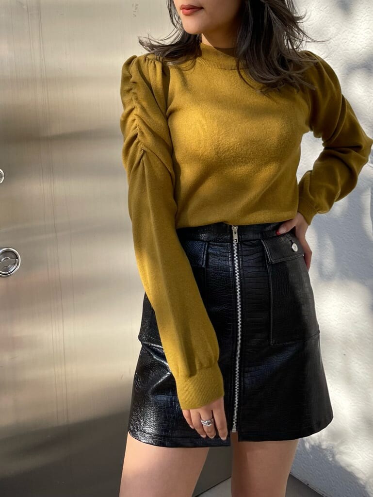 ブラック系のその他アウター、ブラック系のスカート、ブラック系のブーツを着用したレディースの秋コーディネートの6枚目の写真