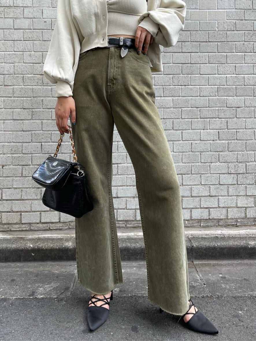 ブラック系のサンダル、ベージュ系のデニムパンツ、ブラック系のショルダーバッグを着用したレディースの秋コーディネートの6枚目の写真