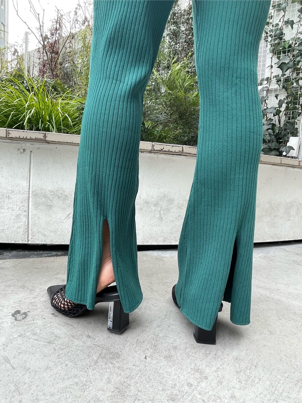 ブラック系のパンプス、ホワイト系のショルダーバッグ、グリーン系のその他パンツを着用したレディースの春コーディネートの7枚目の写真