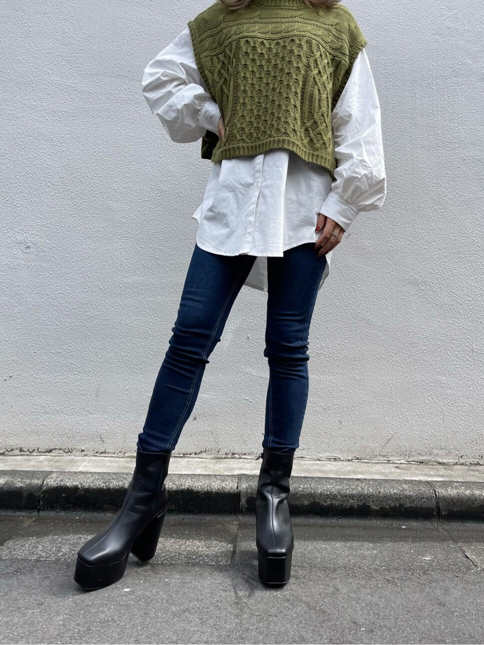 ブルー系のデニムパンツ、ブラック系のブーツ、ホワイト系のシャツ/ブラウスを着用したレディースの秋コーディネートの6枚目の写真