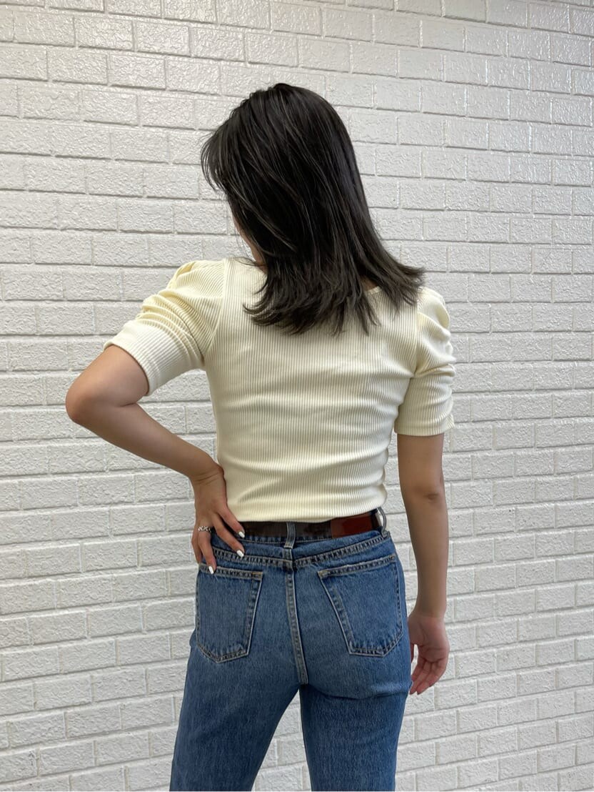 ブルー系のデニムパンツ、その他のサンダル、ホワイト系のTシャツ/カットソーを着用したレディースの夏コーディネートの8枚目の写真