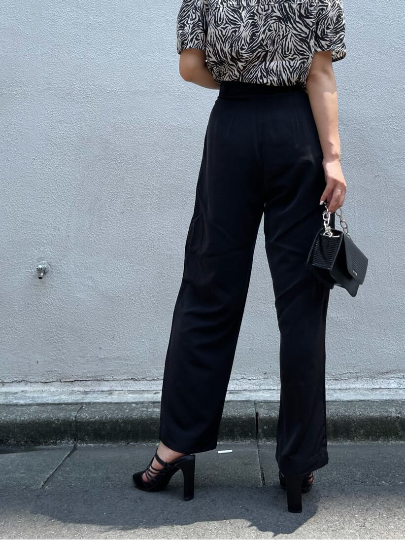 ホワイト系のシャツ/ブラウス、ブラック系のサンダル、ブラック系のその他パンツを着用したレディースの夏コーディネートの7枚目の写真