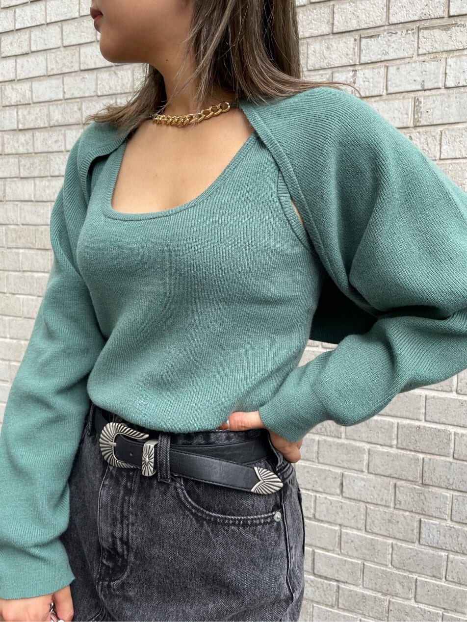 その他のブーツ、ブラック系のデニムスカートを着用したレディースの夏コーディネートの5枚目の写真