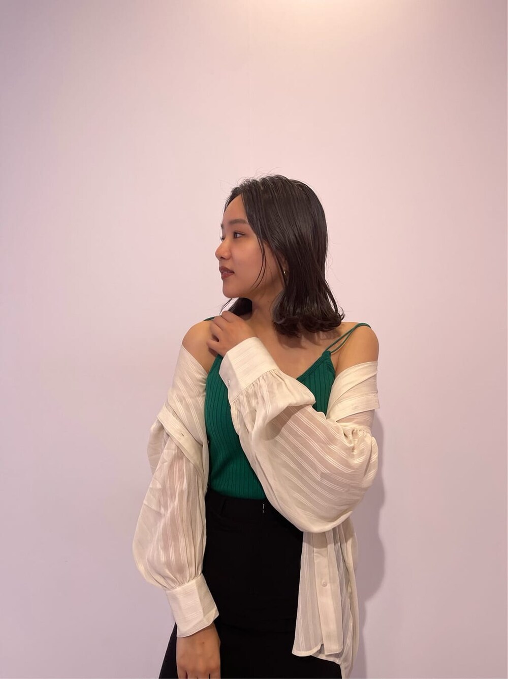 ブラック系のスカート、ホワイト系のシャツ/ブラウス、ブラック系のサンダルを着用したレディースの夏コーディネートの10枚目の写真