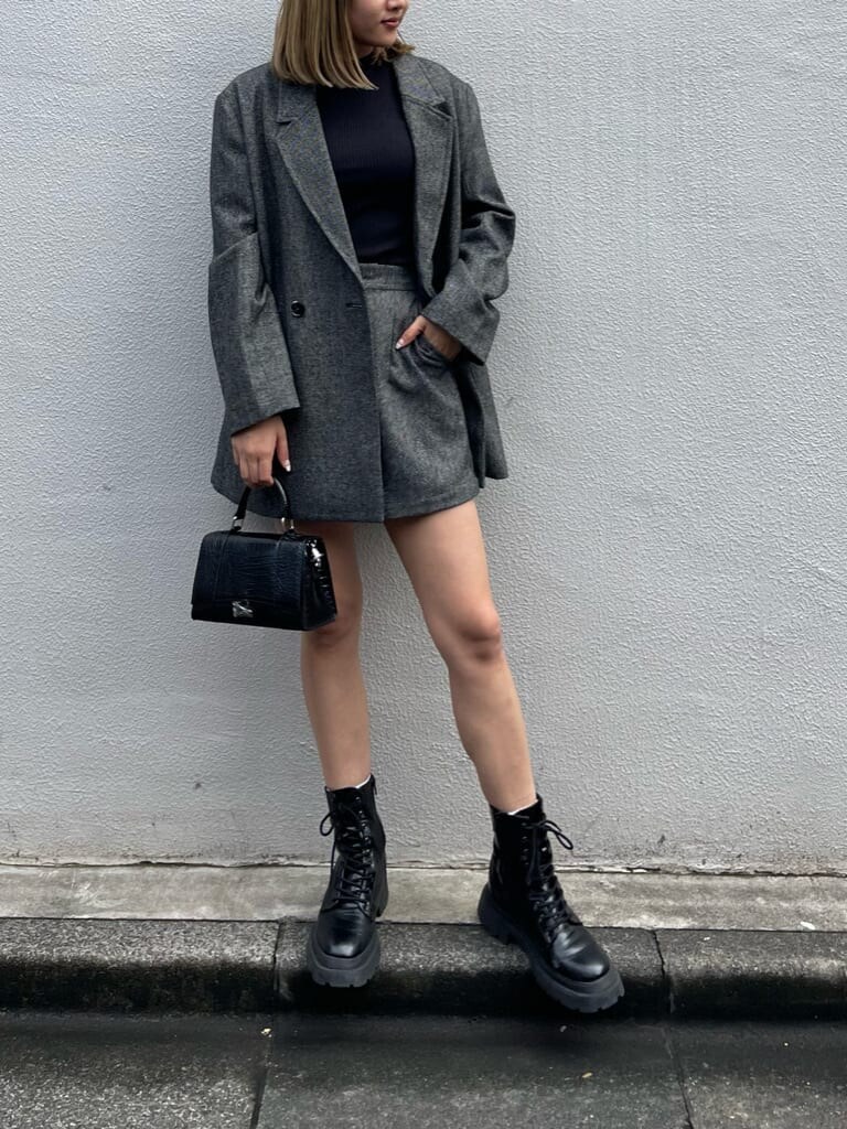 ブラック系のブーツ、ブラック系のテーラードジャケット、ブラック系のその他パンツを着用したレディースの秋コーディネートの2枚目の写真