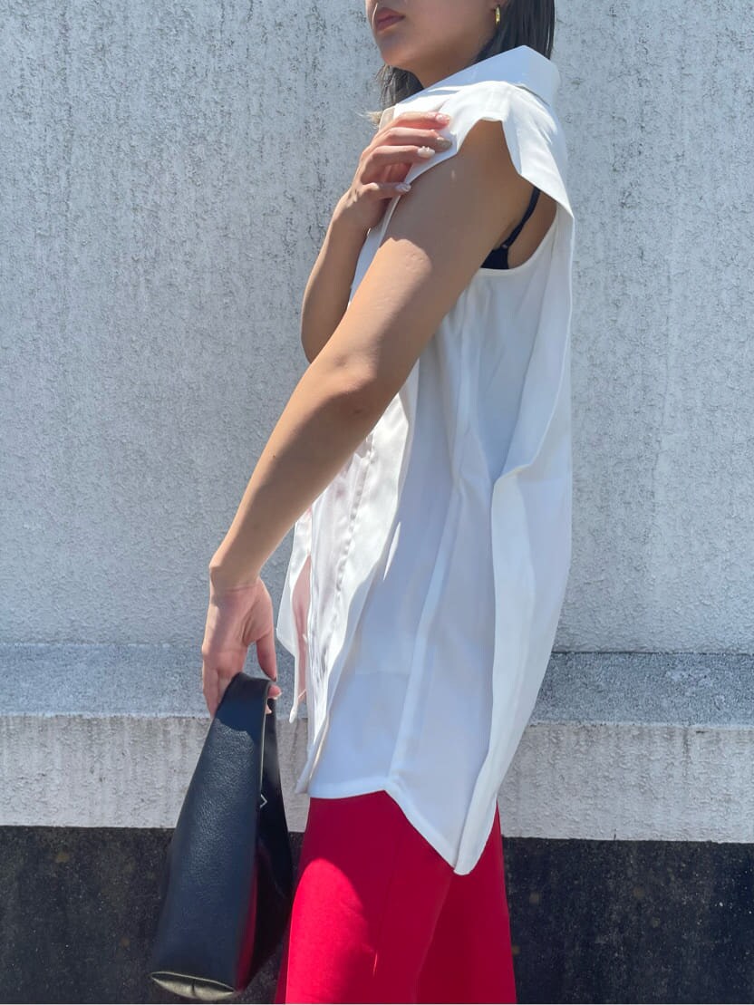 ブラック系のハンドバッグ、ブラック系のキャミソール、ホワイト系のシャツ/ブラウスを着用したレディースの夏コーディネートの6枚目の写真