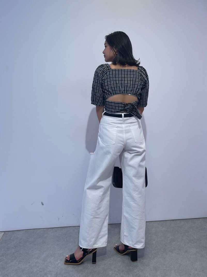 ホワイト系のシャツ/ブラウス、ブラック系のサンダル、ブラック系のショルダーバッグを着用したレディースの夏コーディネートの3枚目の写真