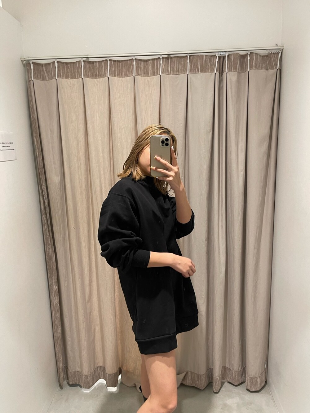 ブラック系のブーツ、グレー系のその他アウター、ブラック系のワンピースを着用したレディースの冬コーディネートの4枚目の写真