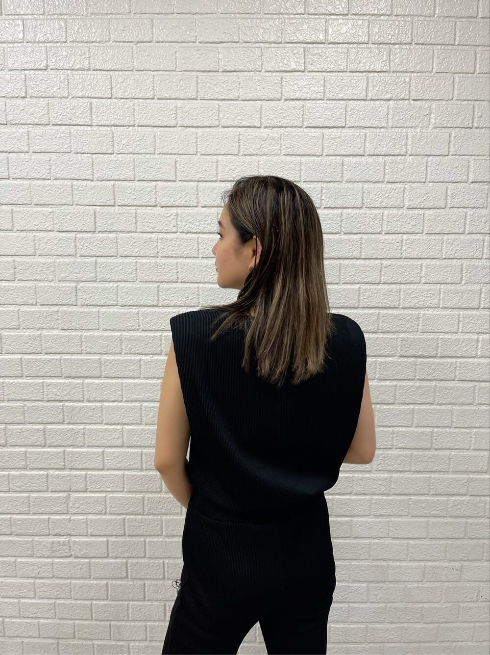 その他のサンダル、ブラック系のスラックス、ブラック系のTシャツ/カットソーを着用したレディースの夏コーディネートの5枚目の写真