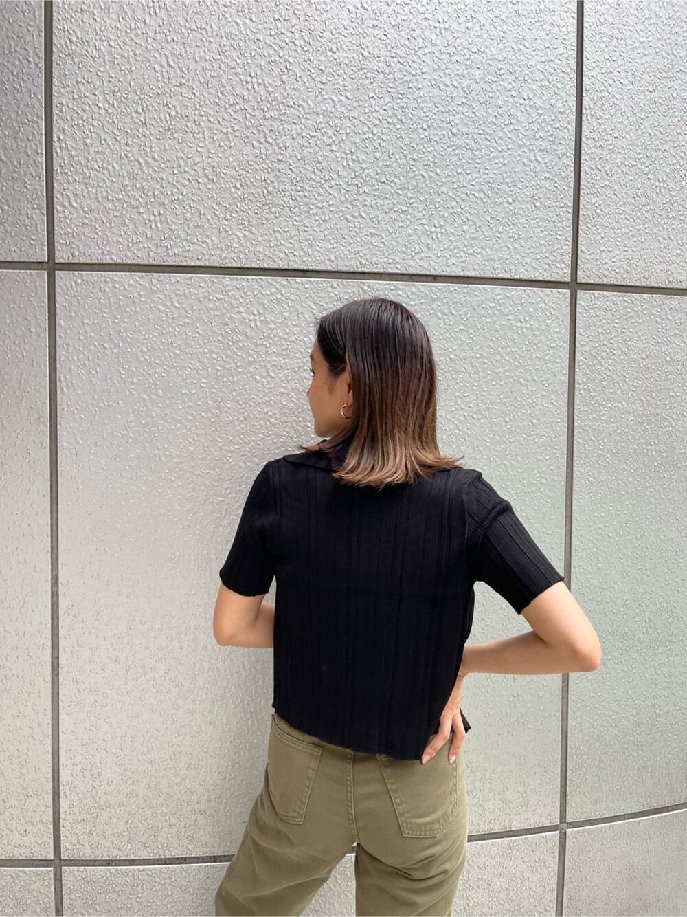 ブラック系のサンダル、ベージュ系のデニムパンツ、ブラック系のニット/セーターを着用したレディースの夏コーディネートの6枚目の写真