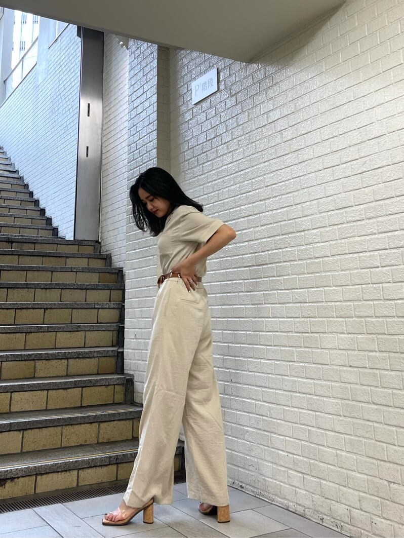 その他のサンダル、ホワイト系のつなぎ/オールインワン、ブラウン系のベルトを着用したレディースの夏コーディネートの3枚目の写真