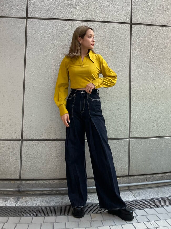 ブラック系のスリッポン、ブルー系のデニムパンツ、イエロー系のTシャツ/カットソーを着用したレディースの夏コーディネートの2枚目の写真