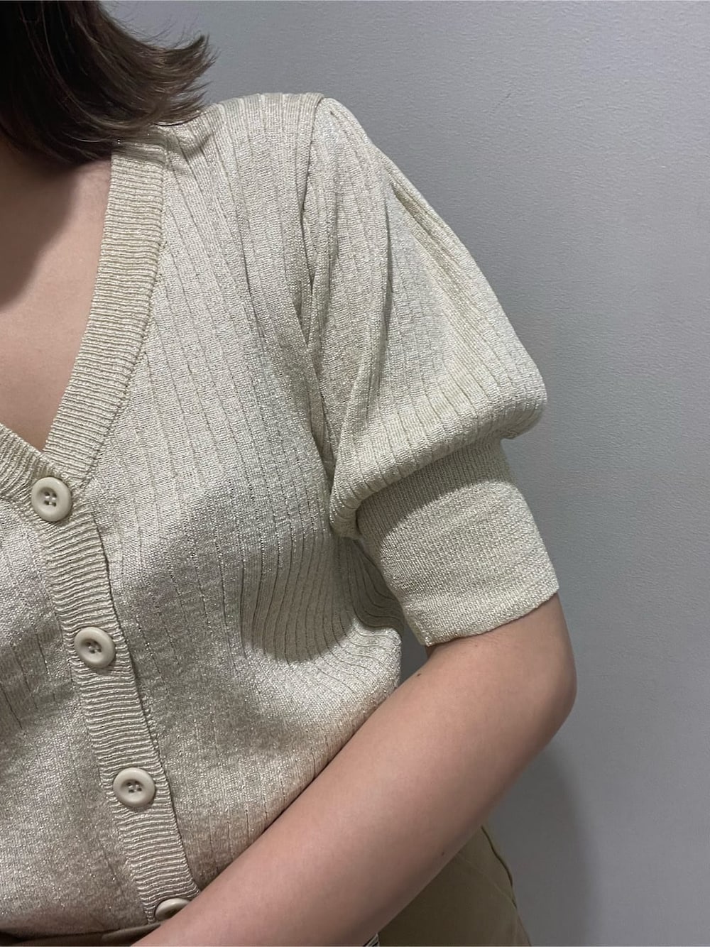 ブラック系のブーツ、ベージュ系のその他パンツ、ホワイト系のカーディガン/ボレロを着用したレディースの春コーディネートの6枚目の写真